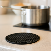 Descanso_de_Panela_Redondo_em_Silicone_Preto_18cm_2